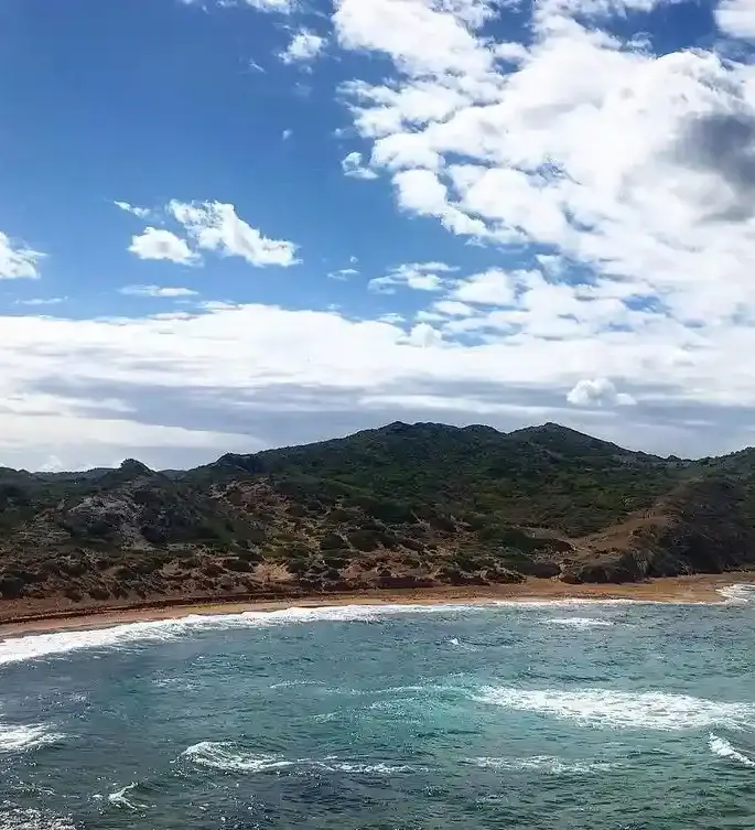 Olas en una playa del norte de Menorca en un día de viento