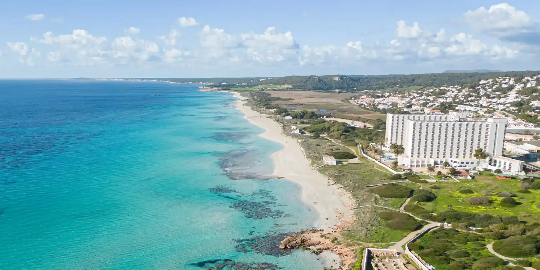 Son Bou, una de las cuatro playas con Bandera Azul de Menorca en 2026