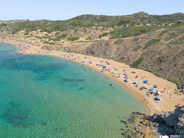 Playa de Cavallería y la costa de Menorca