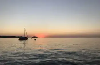 atardecer lancha fornells
