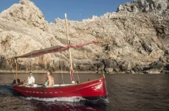 alquiler sin licencia barco fornells