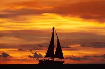 atardecer barco fornells 