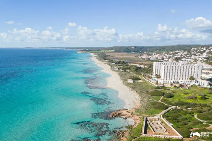 Son Bou, una de las cuatro playas con Bandera Azul de Menorca en 2026
