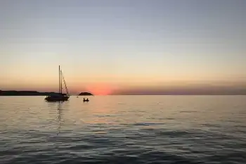 atardecer lancha fornells