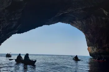 excursion kayak cuevas cala en porter