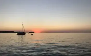 atardecer lancha fornells