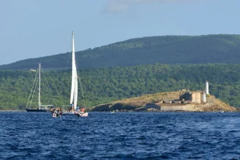 Paseo en catamarán por el norte de Menorca desde Fornells