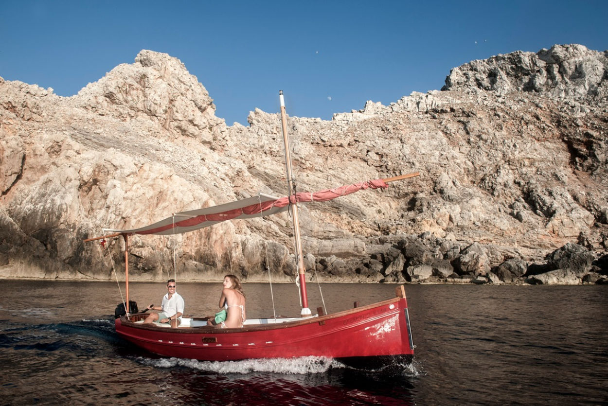 rent a boat in fornells cala pudent