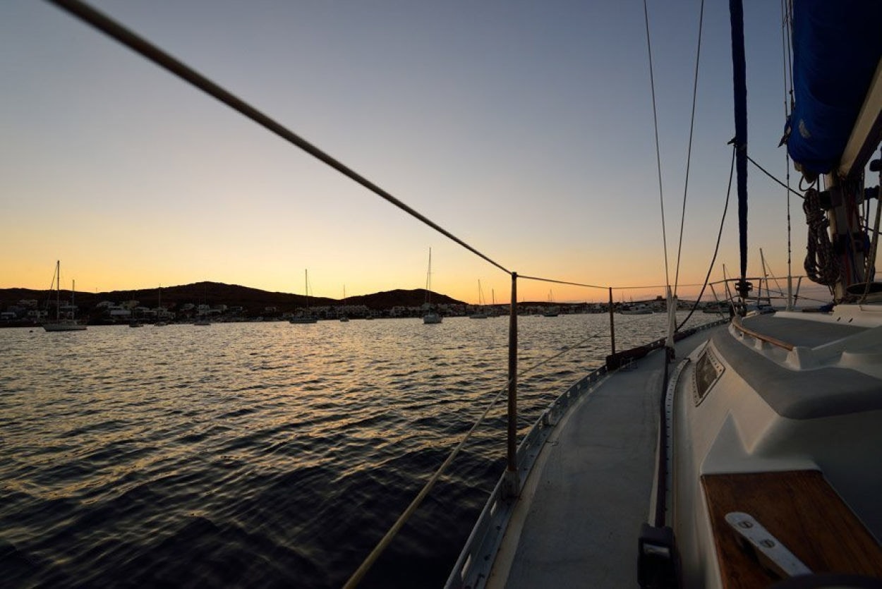 atardecer velero fornells